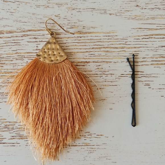 Bundle: Gold tassel and leopard earrings - Picture 10 of 11